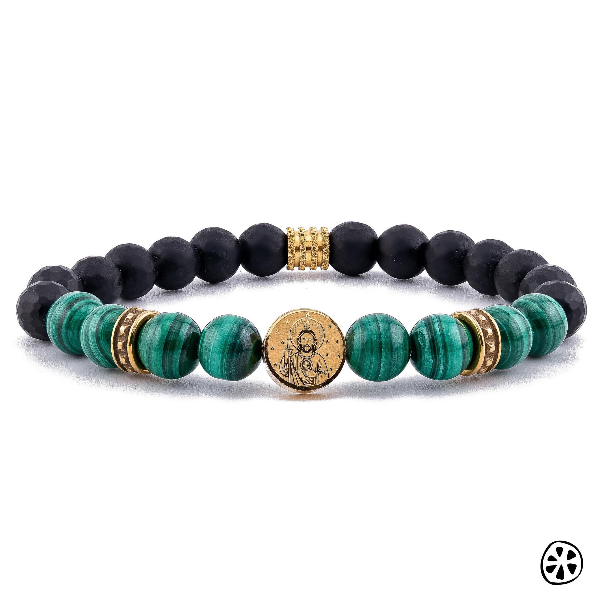 Pulsera de San Judas Tadeo para hombre hecha con cuentas naturales de malaquita verde y ónix negro mate de 8 mm. Incluye medalla de San Judas en acero inoxidable con baño PVD de oro de 18k y separadores dorados a juego. Joyería católica hecha a mano que simboliza esperanza, protección y fe, ideal para uso diario o regalo religioso significativo. JuicyLemonStore
