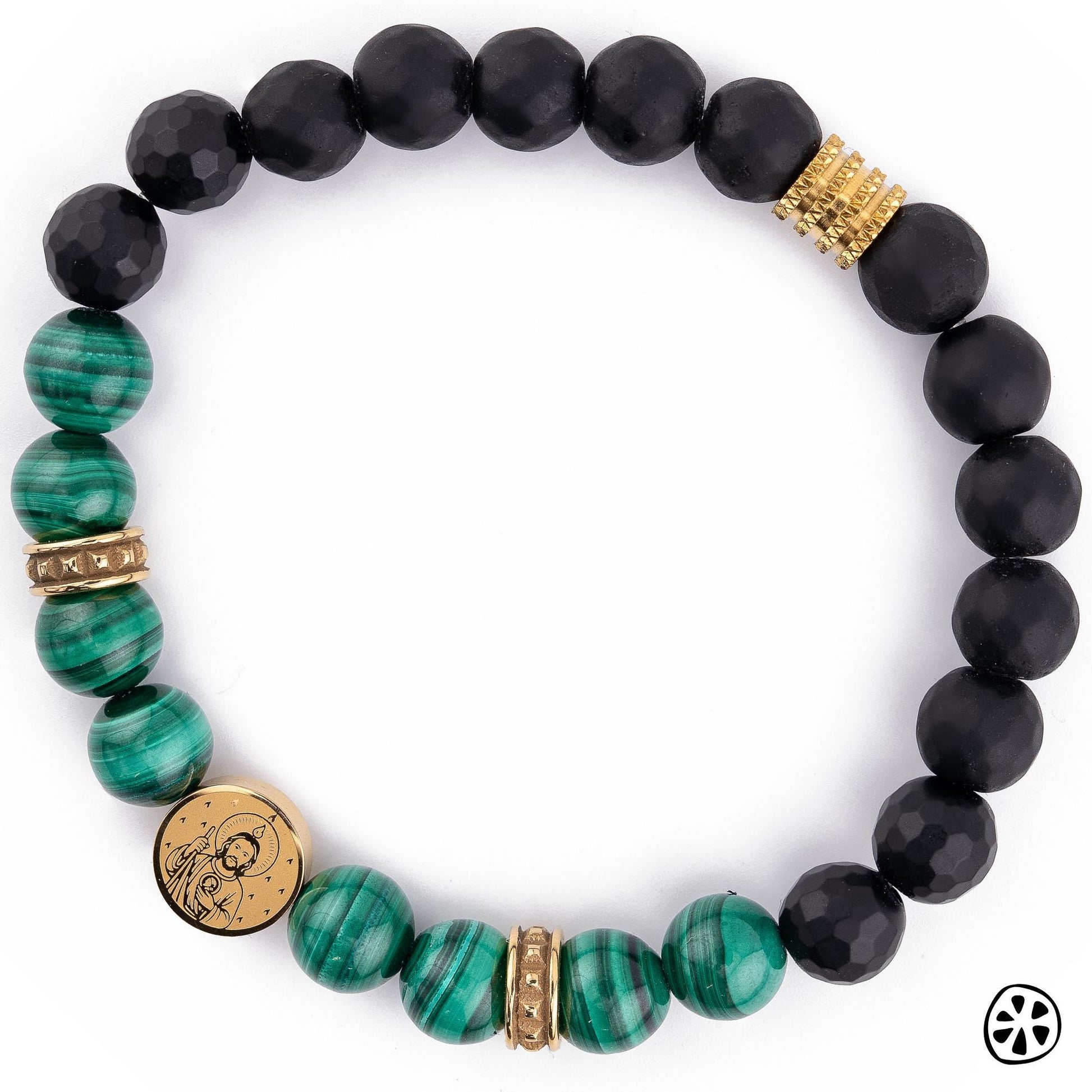 Vista detallada de pulsera de San Judas Tadeo para hombre con cuentas premium de malaquita del Congo y ónix negro mate de 8 mm. Incluye separadores de acero inoxidable con baño PVD de oro de 18k y medalla doble faz de 10 mm. Joyería católica hecha a mano, resistente y significativa, símbolo de esperanza, fortaleza y protección espiritual.