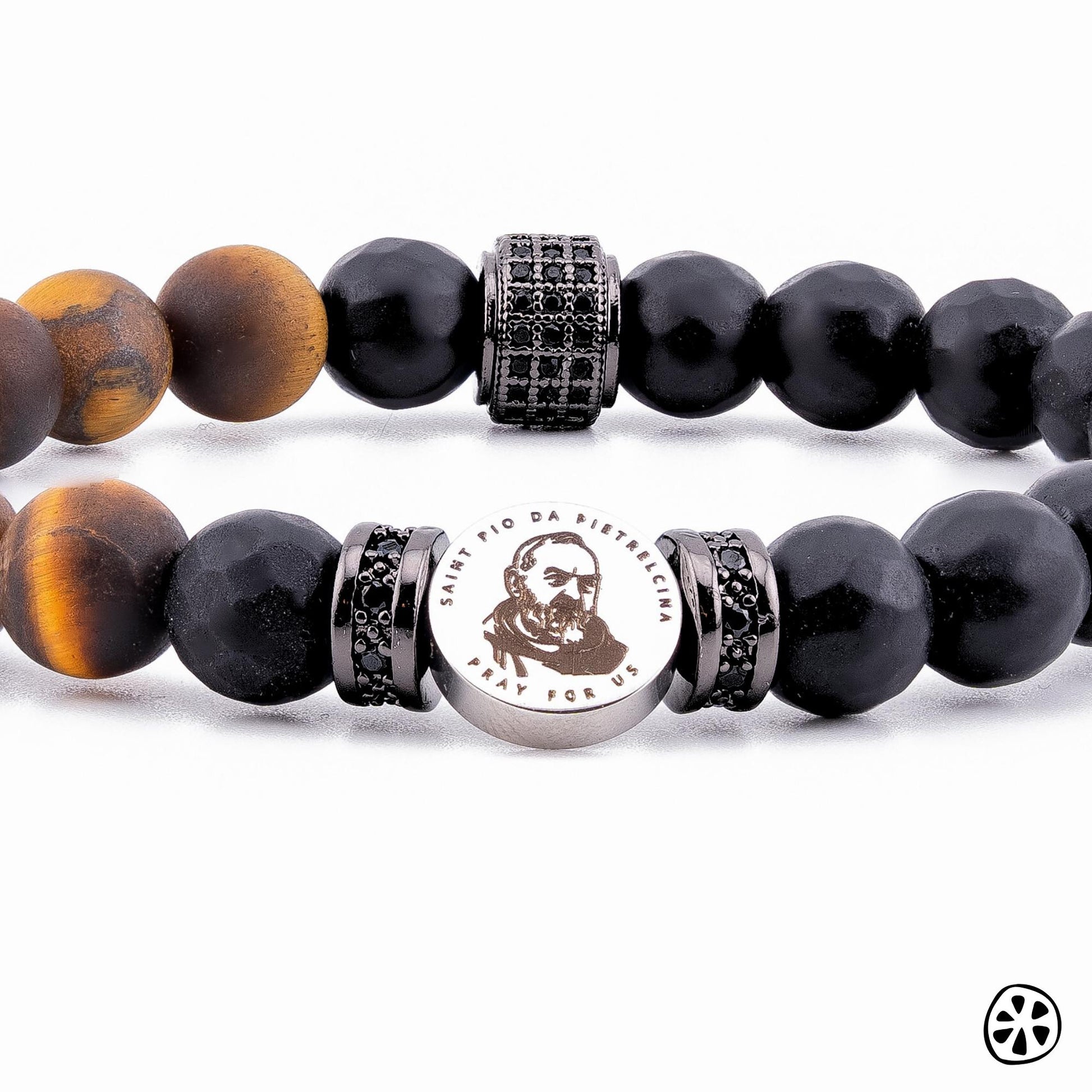 Pulsera católica para hombre de San Padre Pío de Pietrelcina y San Peregrino con cuentas de piedras naturales de ónix negro mate y ojo de tigre mate de 8 mm, separadores de latón con circonia cúbica y medalla doble de acero inoxidable de 10 mm. Hecha a mano en Estados Unidos, hipoalergénica y libre de óxido. Men’s Catholic protection bracelet with St Padre Pio and St Peregrine, designed for daily wear, prayer, faith, healing, hope, spiritual strength, and religious devotion.