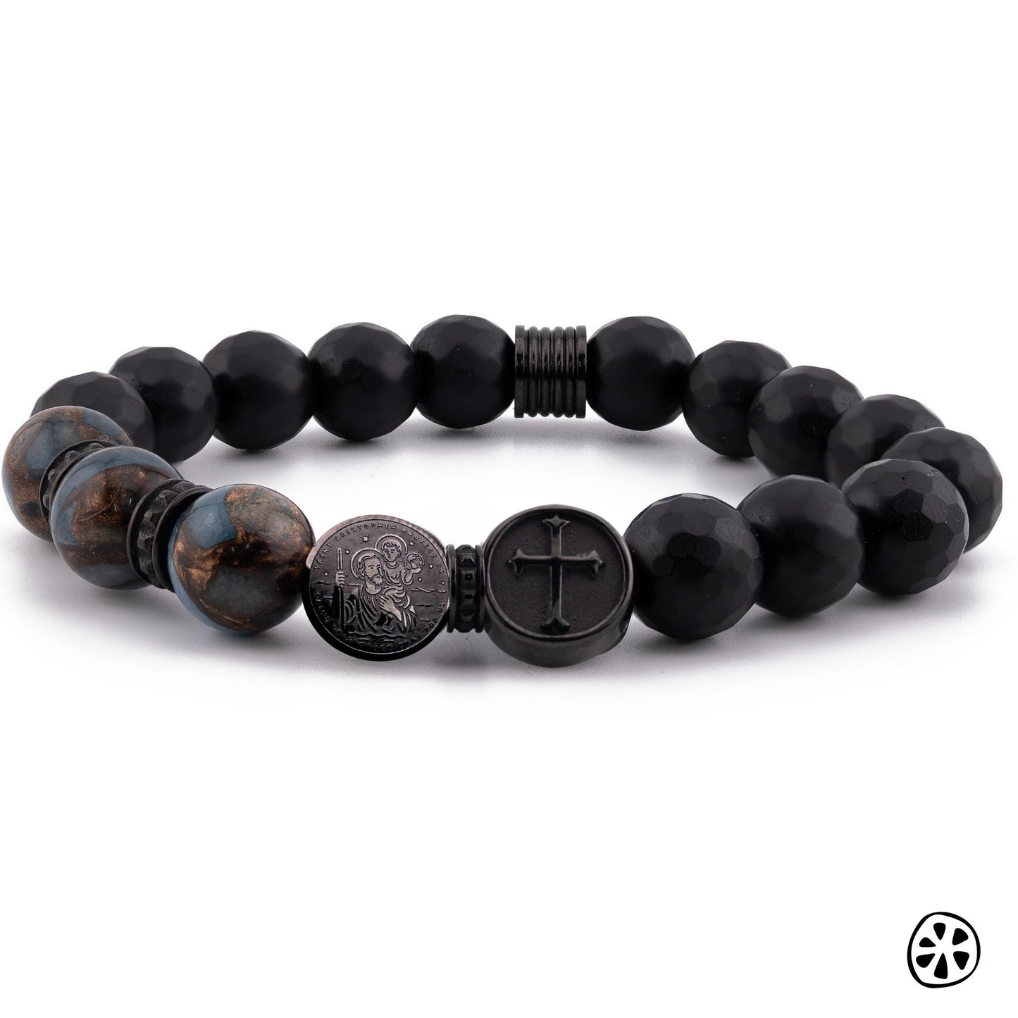Pulsera de protección de San Cristóbal para hombre, elaborada con cuentas de ónix negro facetado mate y cuentas Cloisonné azul lago inspiradas en la tierra. Joyería católica hecha a mano con medalla de San Cristóbal de doble cara y dije de cruz en acero inoxidable con recubrimiento PVD negro, resistente al desgaste y sin decoloración. Cuentas de 10 mm montadas en cordón elástico; una pieza masculina de fe diseñada para brindar protección, guía y viajes seguros. Hecha a mano en EE. UU.