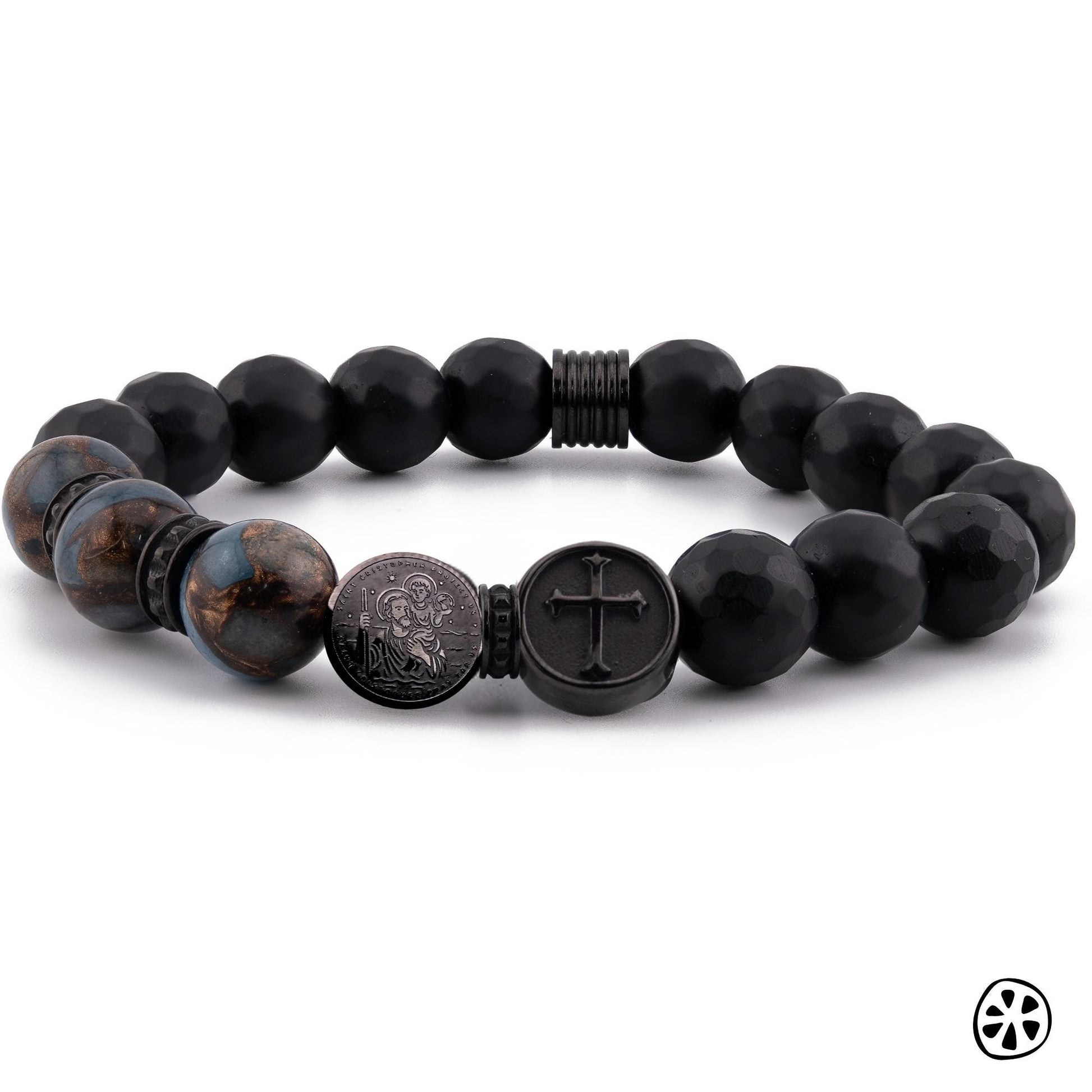 Pulsera de protección de San Cristóbal para hombre, elaborada con cuentas de ónix negro facetado mate y cuentas Cloisonné azul lago inspiradas en la tierra. Joyería católica hecha a mano con medalla de San Cristóbal de doble cara y dije de cruz en acero inoxidable con recubrimiento PVD negro, resistente al desgaste y sin decoloración. Cuentas de 10 mm montadas en cordón elástico; una pieza masculina de fe diseñada para brindar protección, guía y viajes seguros. Hecha a mano en EE. UU.